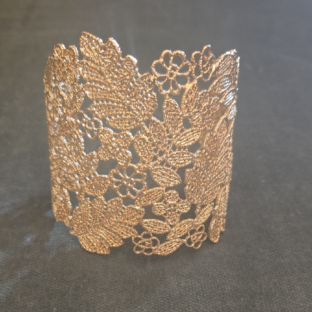 Stella & Dot Gold Lace Floral Bracelet